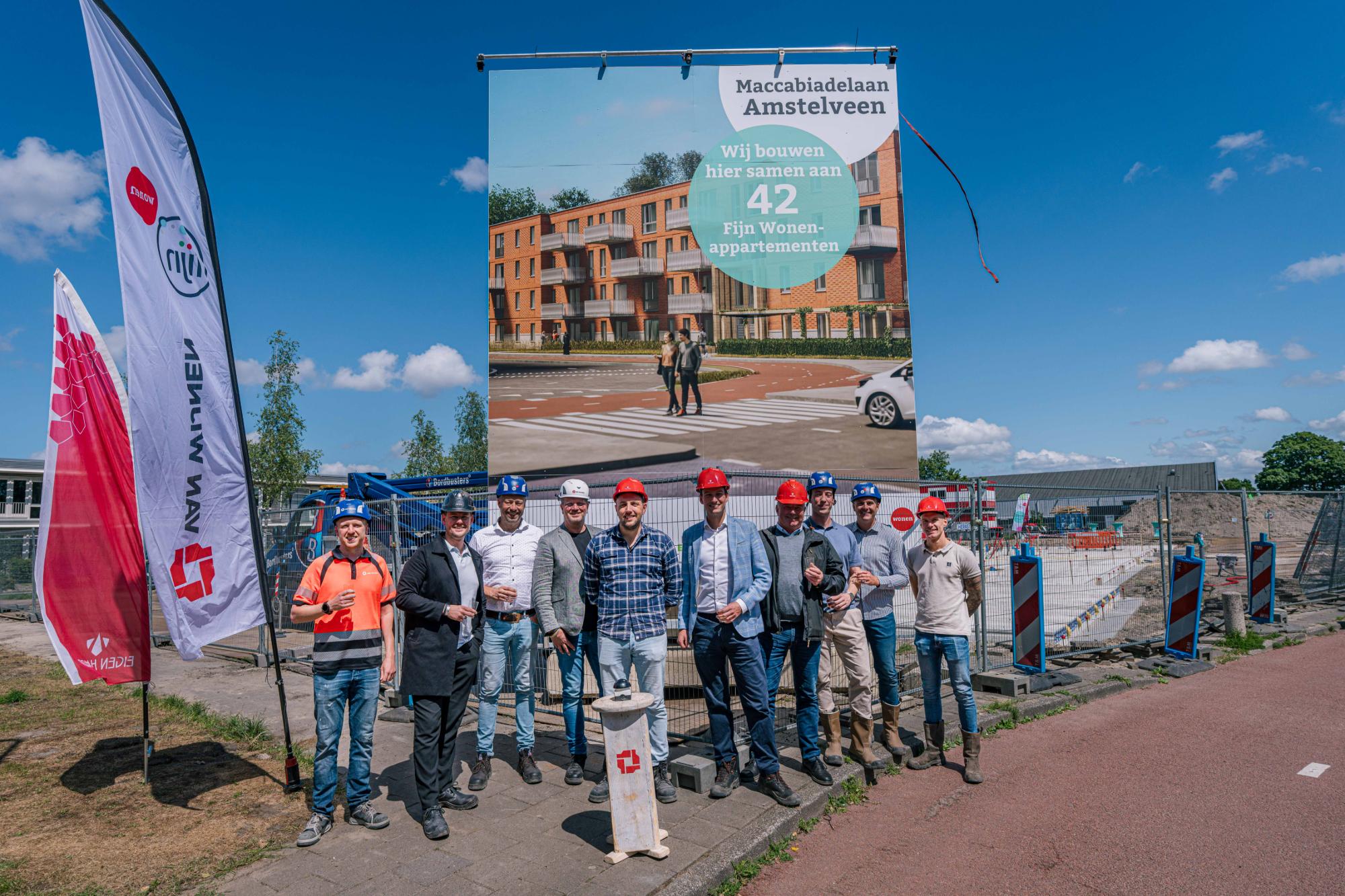 Projectteam en uitvoerders voor bouwbord in Amstelveen