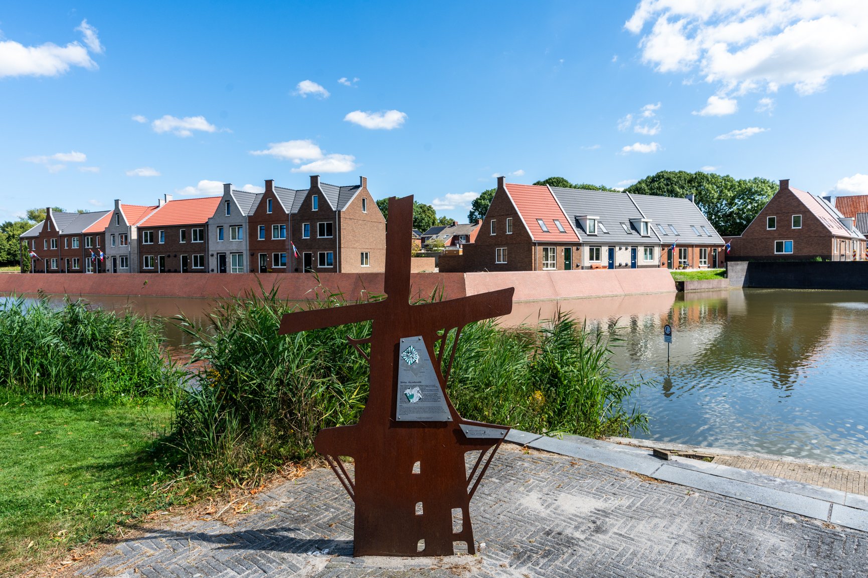 Het project in Bad Nieuweschans. Je ziet hier Eenlaags met kap levensloopbestendige woningen en Tweelaags met kap woningen