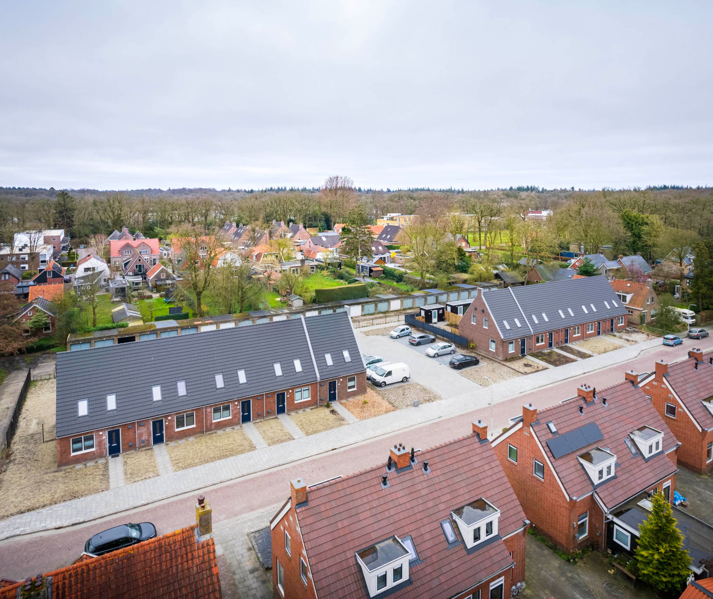 Beetsterzwaag - Fijn Wonen - Gerealiseerde woningen - Eenlaags met kap - Dronefoto straatkant