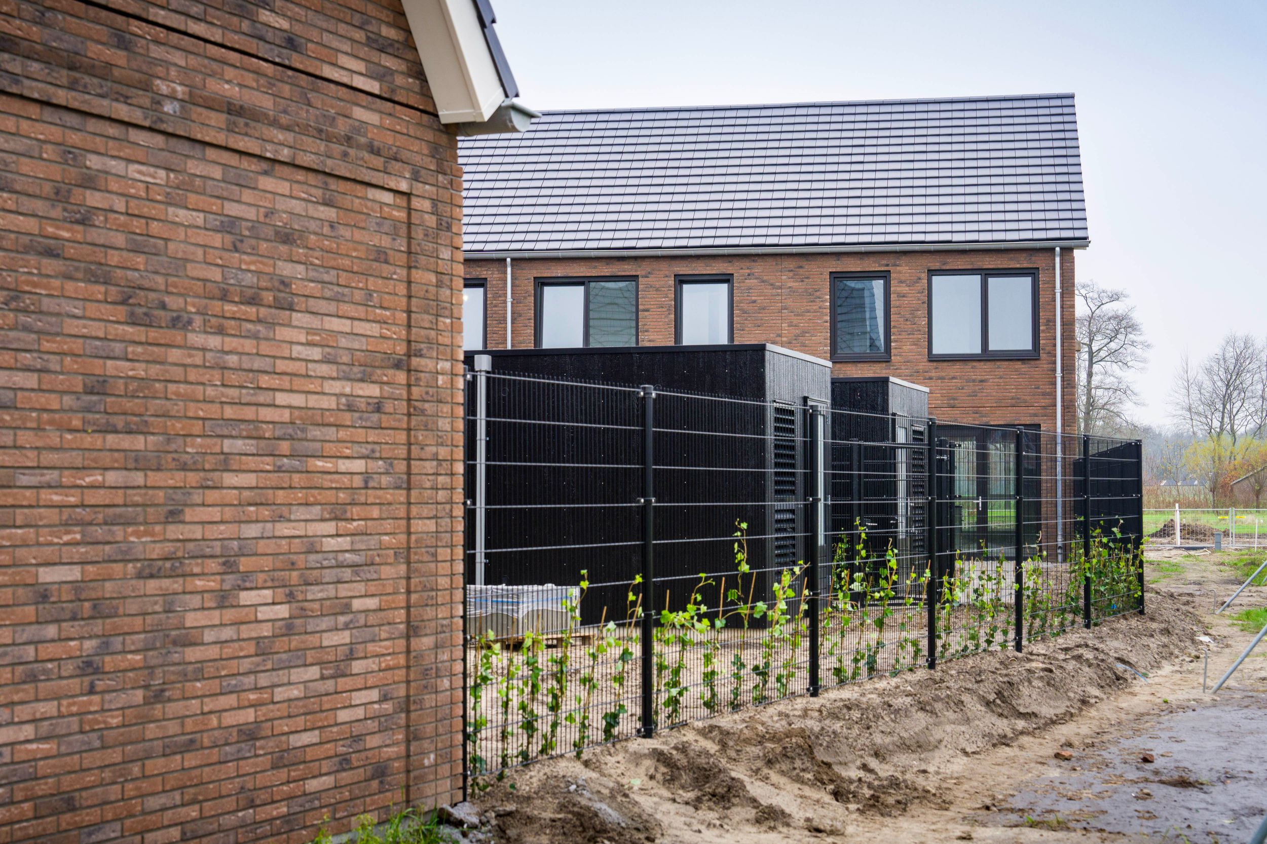 Deventer - Steenbrugge - Tweelaags met kap - Zijkant met achtertuin