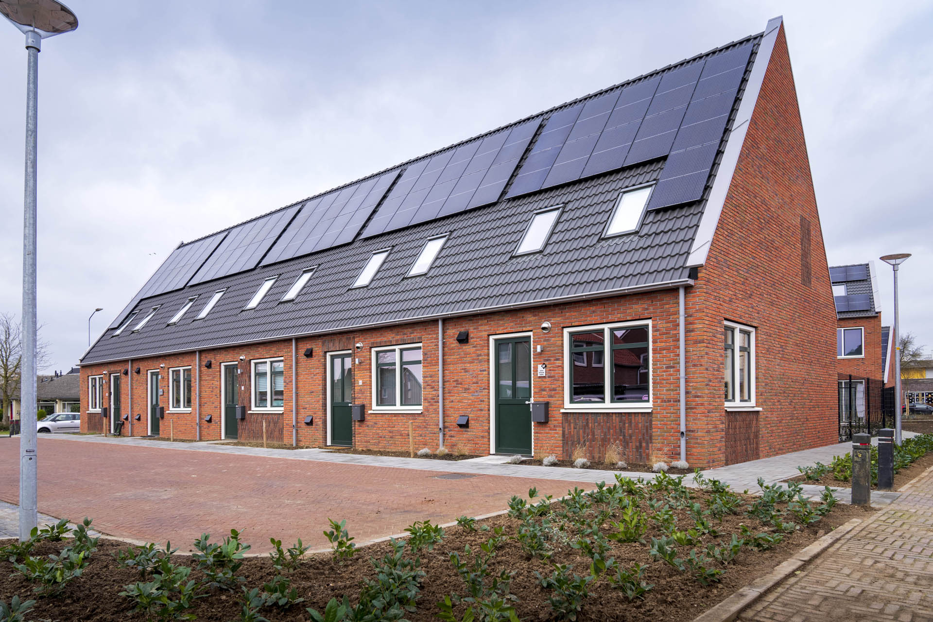 Rij eenlaags met kap woningen met zonnepanelen op het dak. Deze woningen vind je in Dinxperlo. 