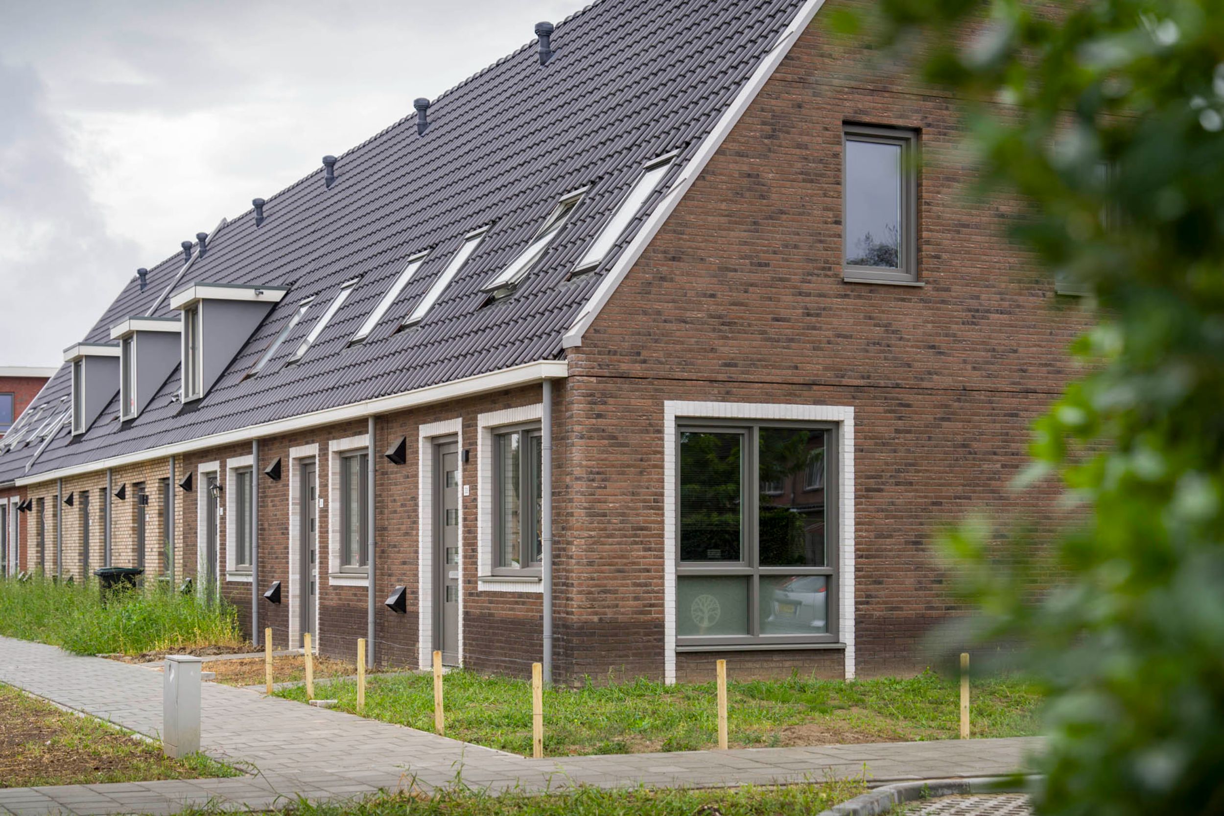 Staatsliedenbuurt Gendt - Foto van de zijkant van de eenlaags met kap woningen waarbij in de zijgevel een raam geplaatst is