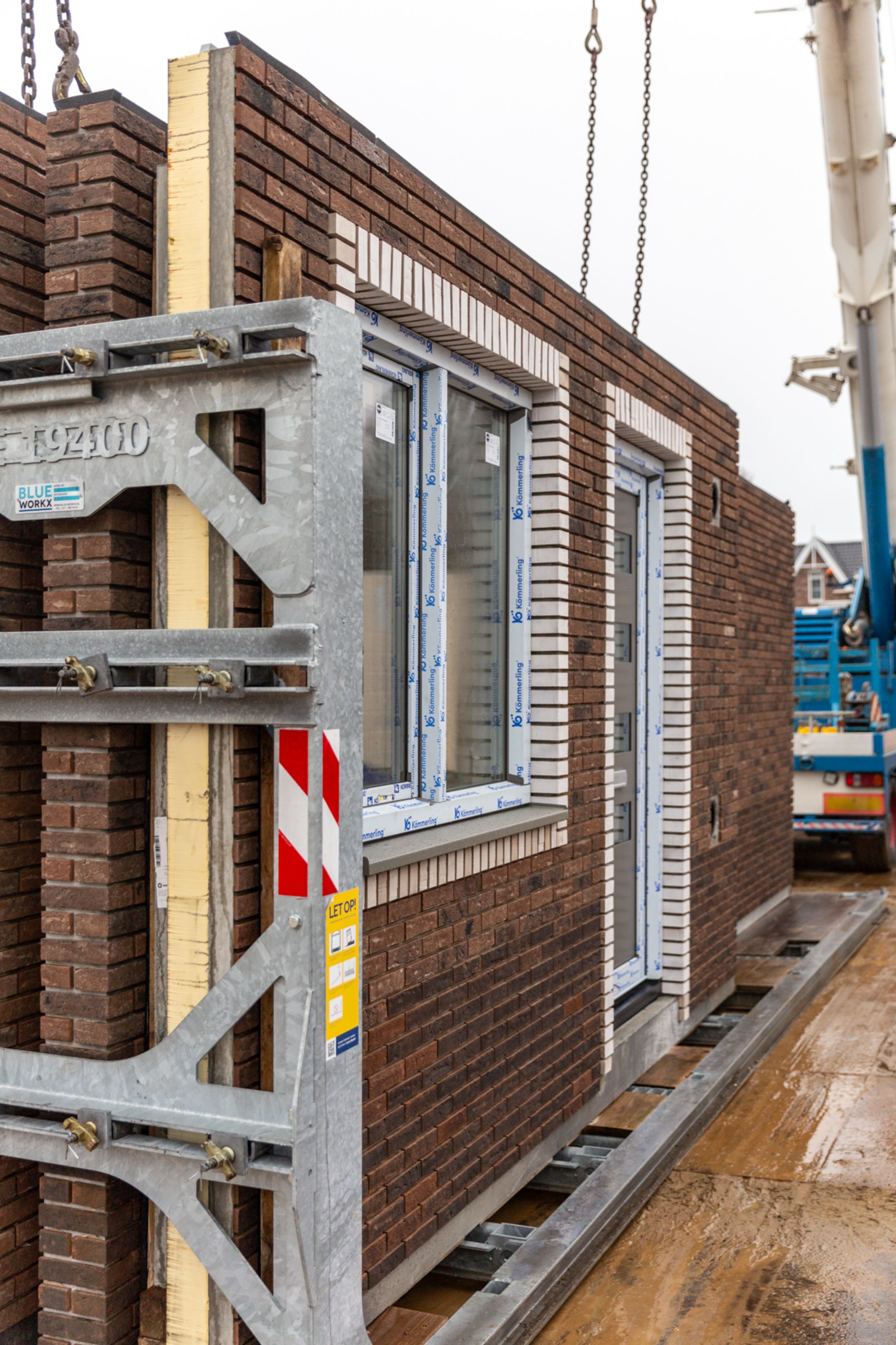 Start bouw Gendt Staatsliedenbuurt Volledige wand inclusief gevelstenen ramen kozijnen en de deur