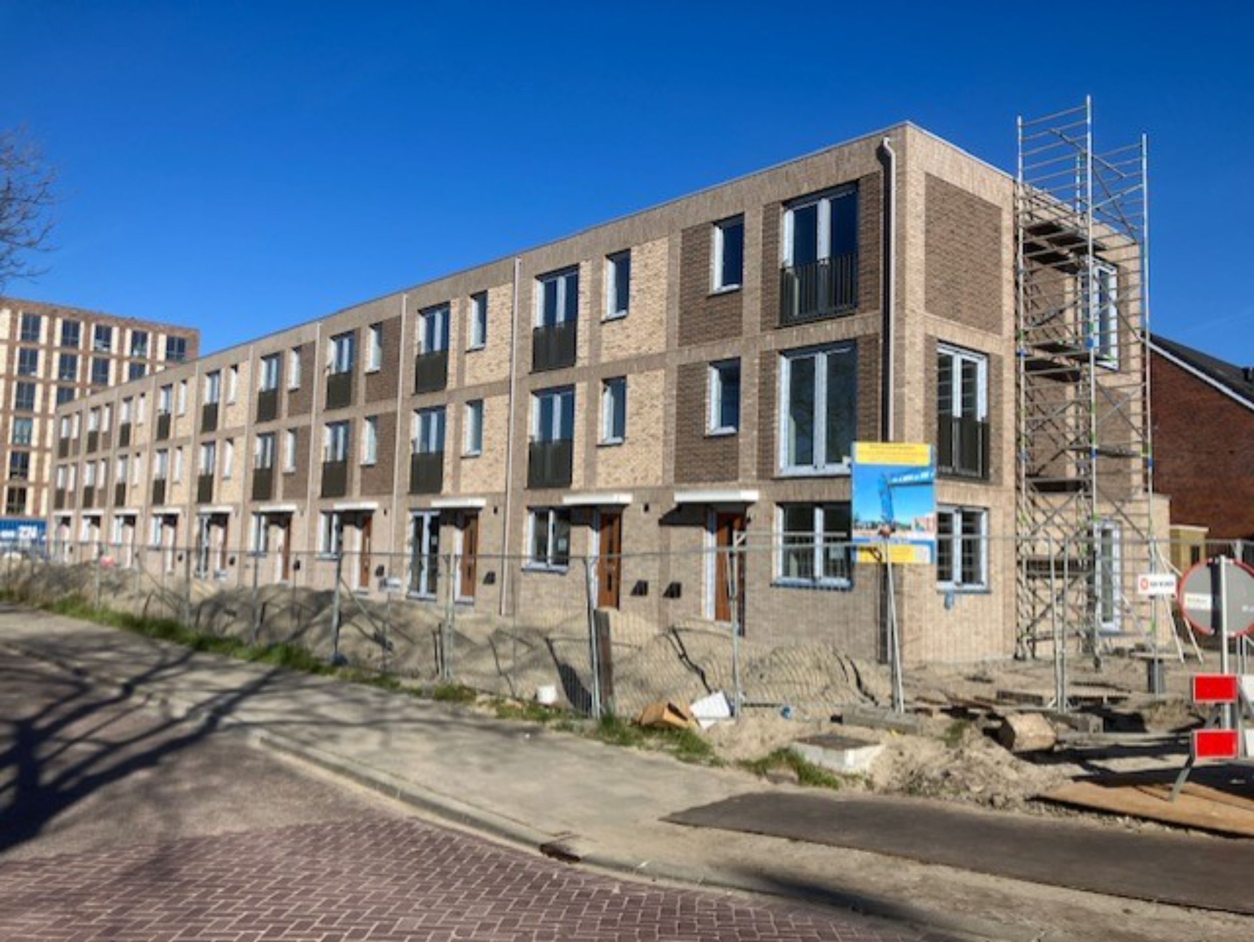 De drielaags plat woningen in Zuidelijke Stempel Oost in Gouda in aanbouw