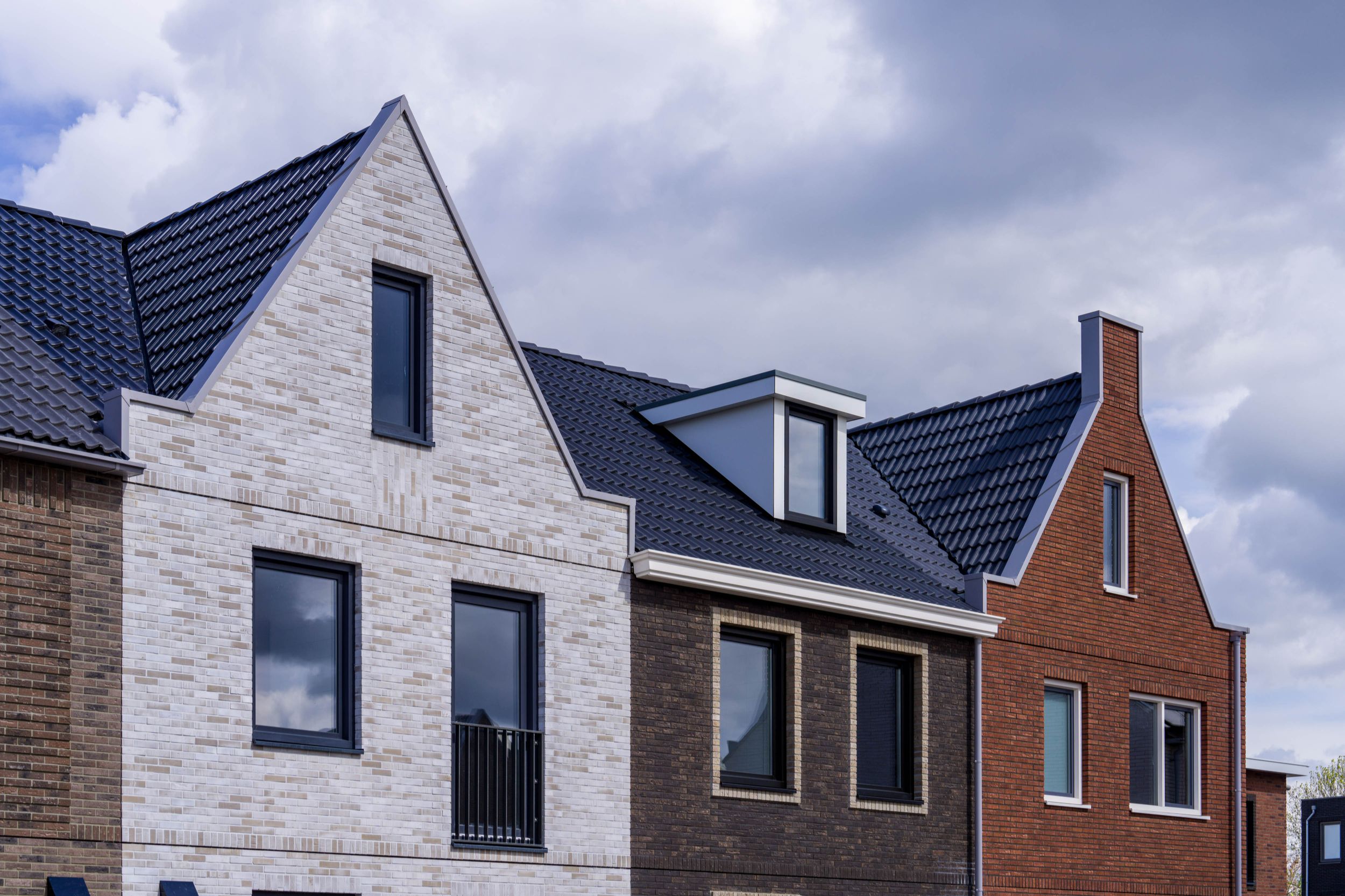 Rij woningen in Lelystad Parkwijk, divers gevelontwerp De bovenkant van de gevels van een blok tweelaags met kap woningen in Parkwijk Lelystad. Ze hebben allemaal een ander gevelontwerp.