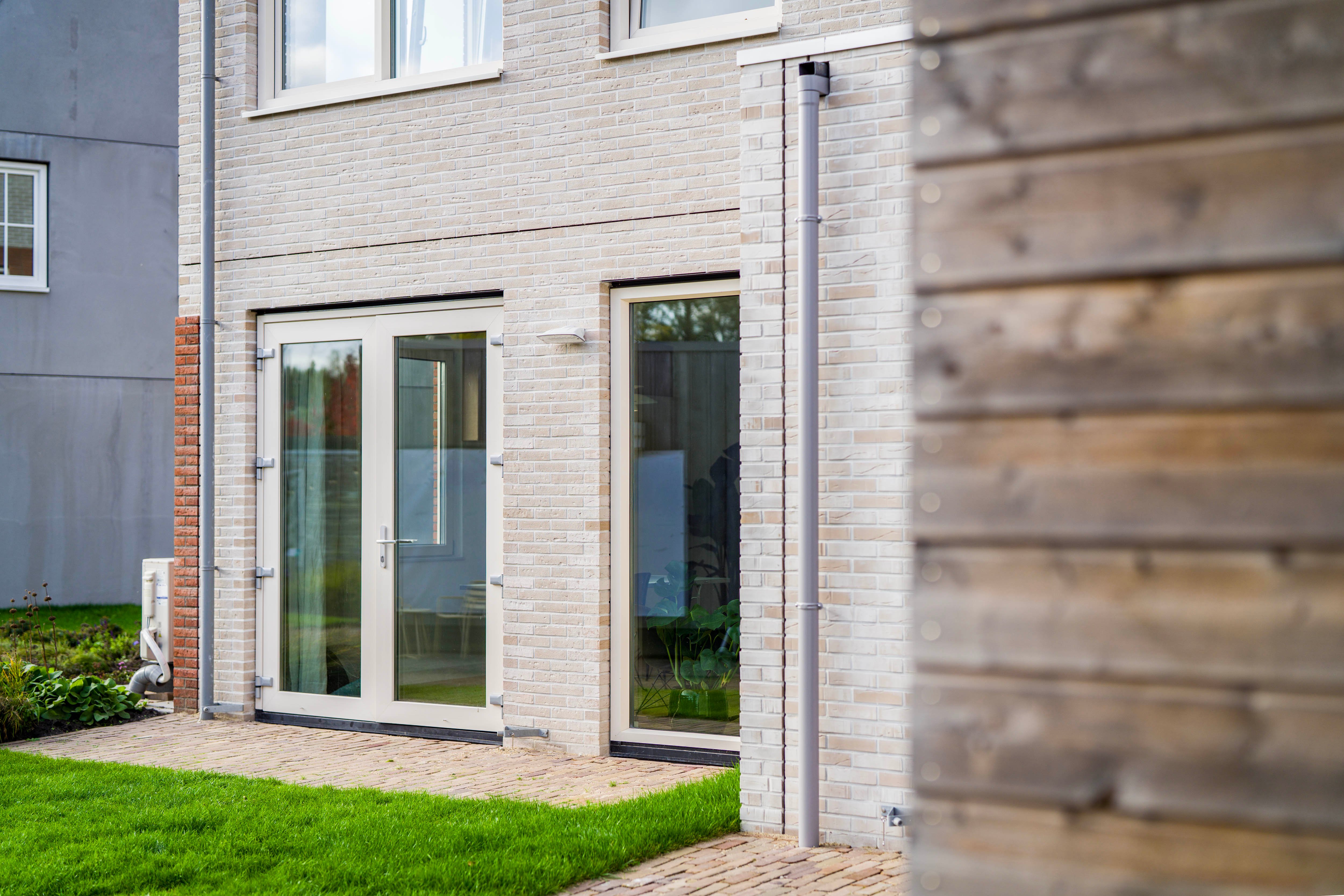 Loskade - 8 woningen - gevel zijaanzicht, meerdere kozijnen