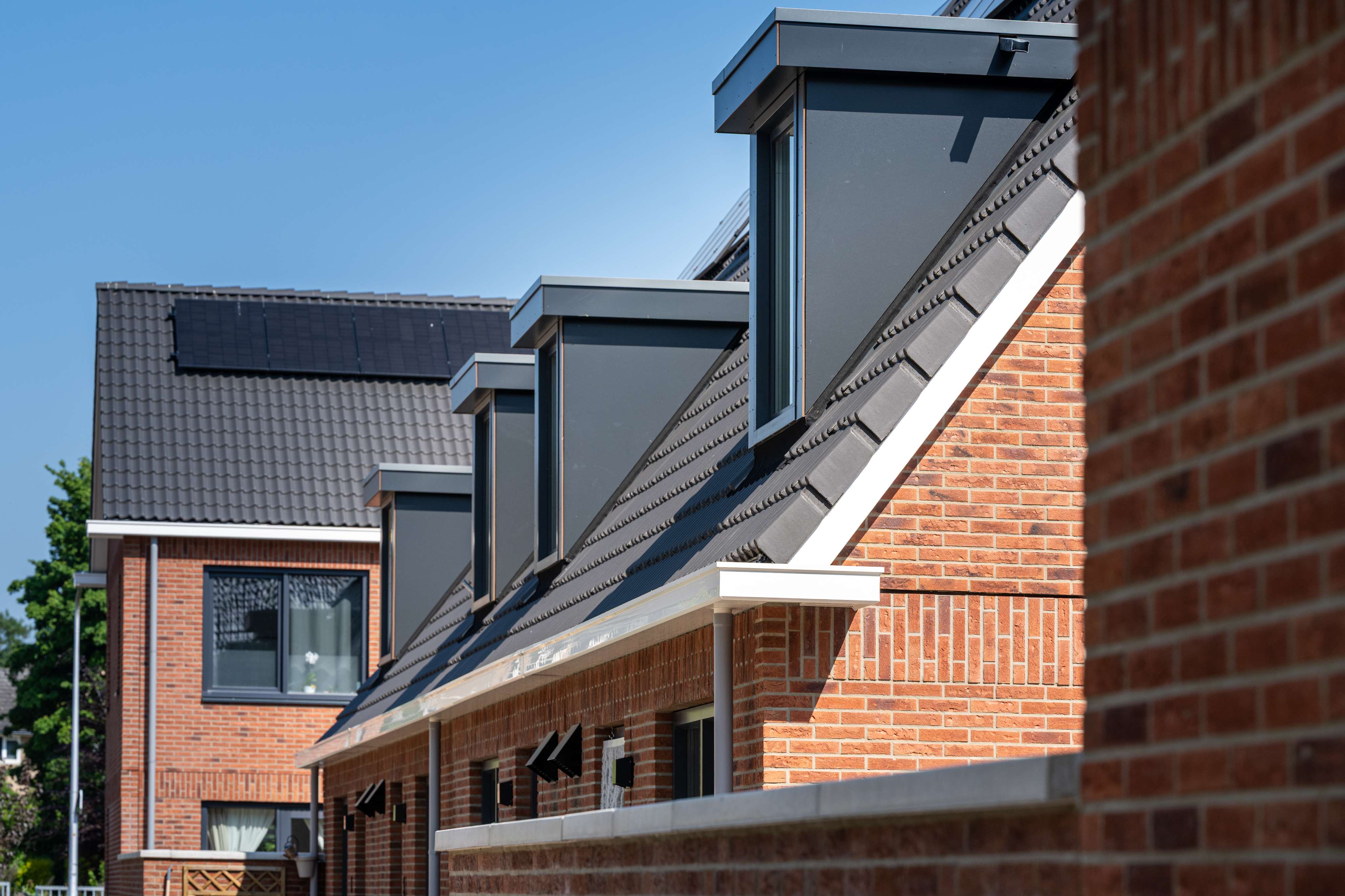 Dakkapel op nieuwbouwwoning in Mariaberg Maastricht met dakraam en schuine kap