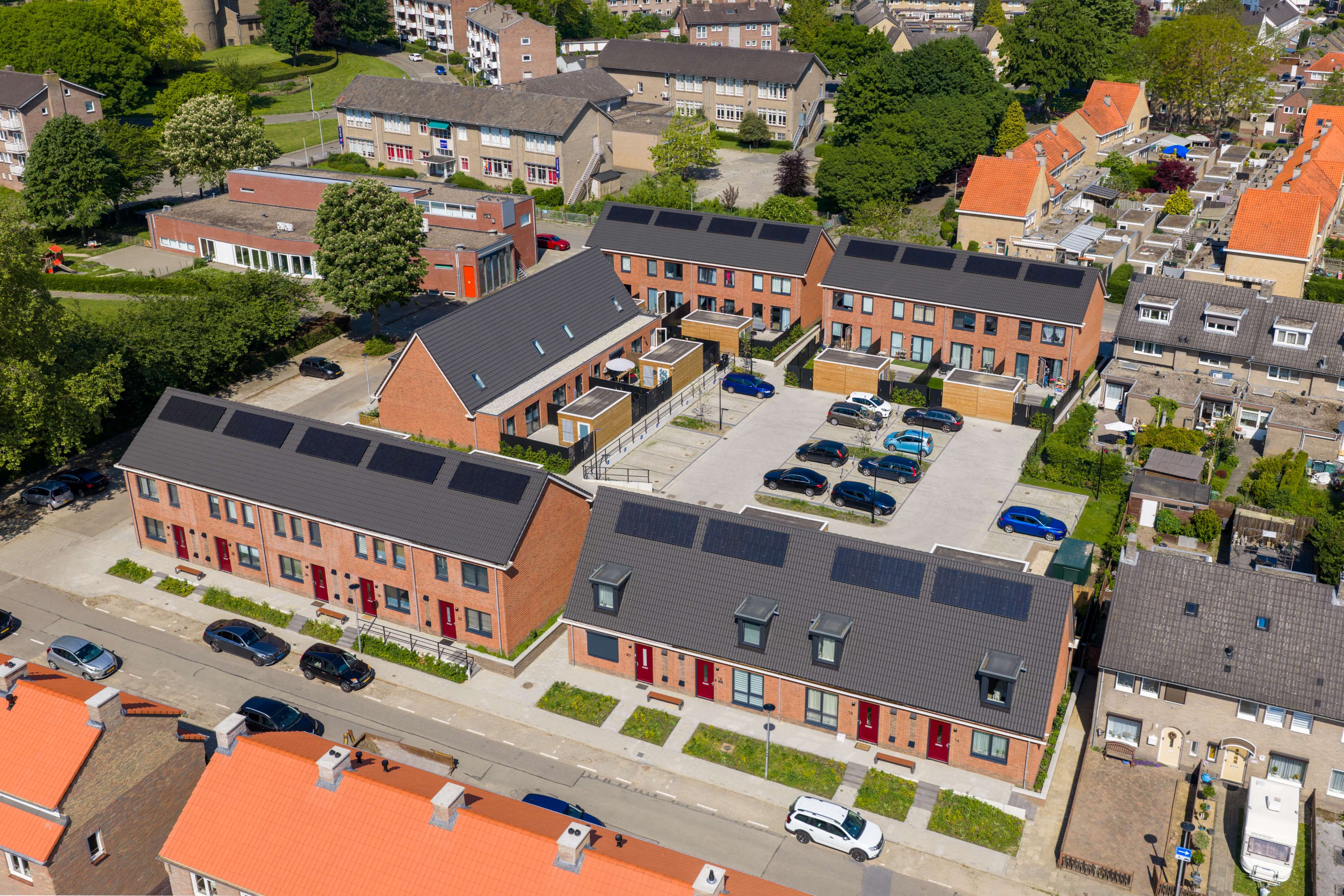 Luchtfoto van nieuwbouwwoningen in Mariaberg Maastricht met rijwoningen en omliggende straten