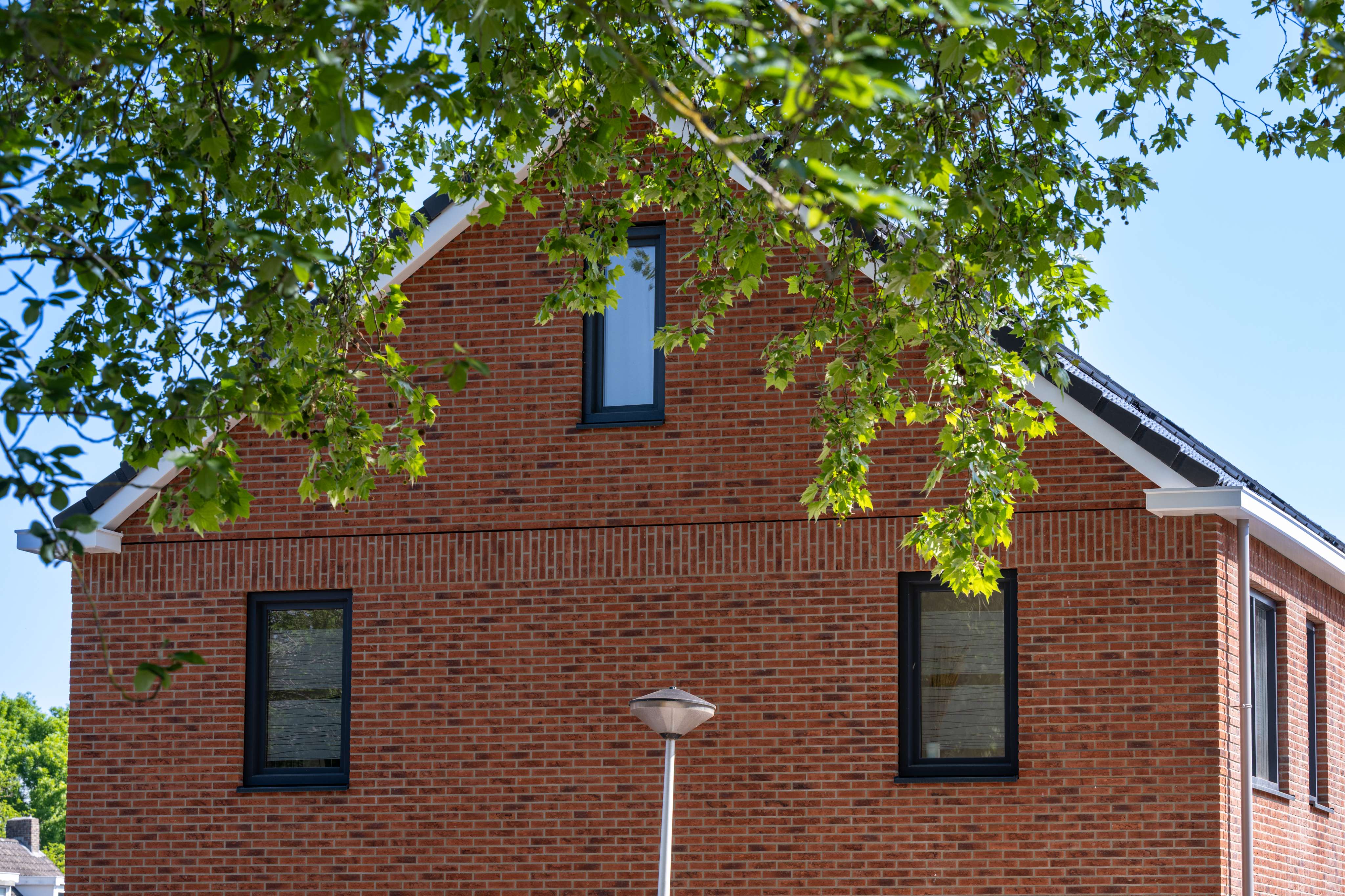 Tweelaagse nieuwbouwwoningen met kap in Mariaberg Maastricht met bakstenen gevels en rijwoningen