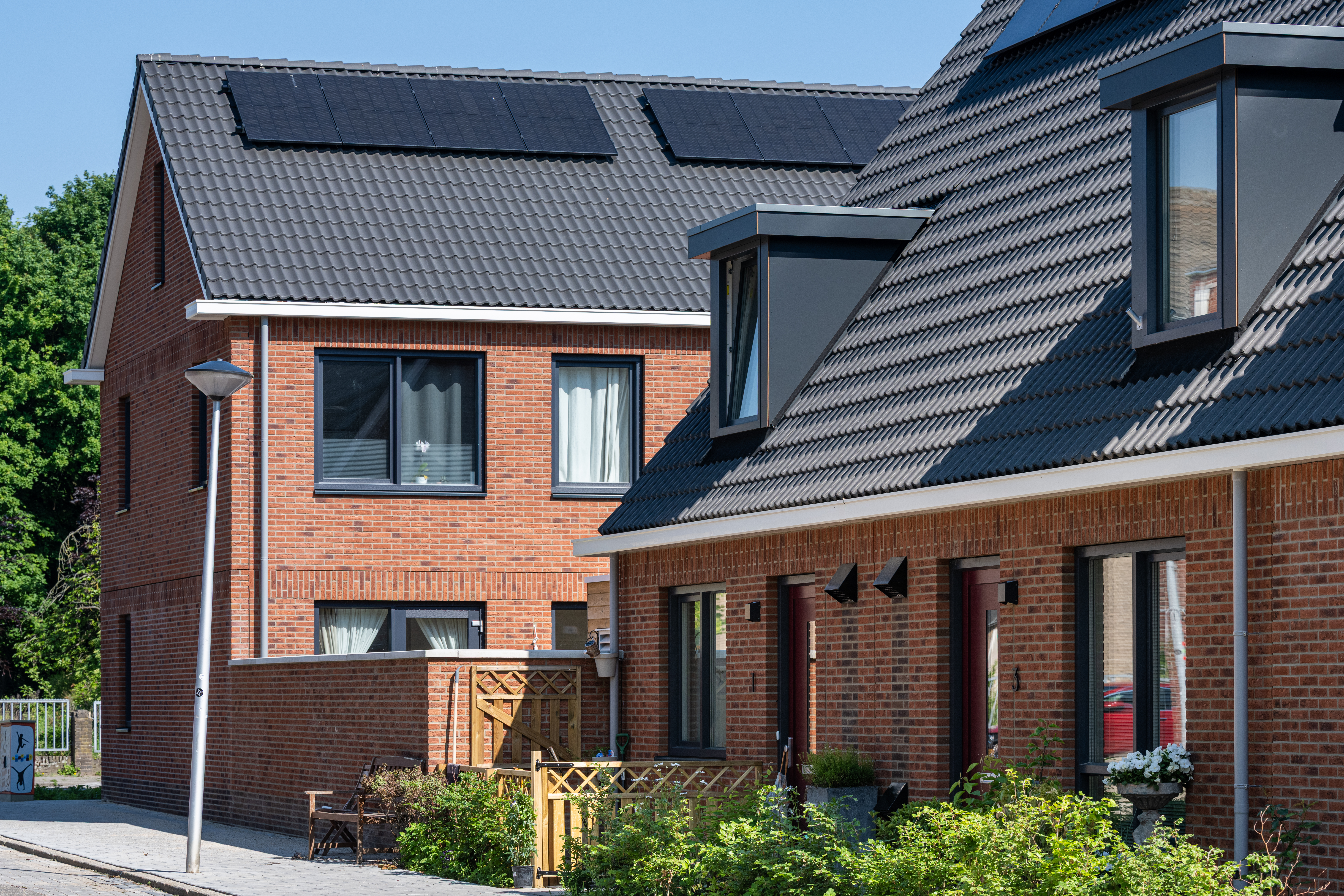 Nieuwbouw huurwoningen in Mariaberg Maastricht van Woonpunt met moderne bakstenen gevels en kapwoningen