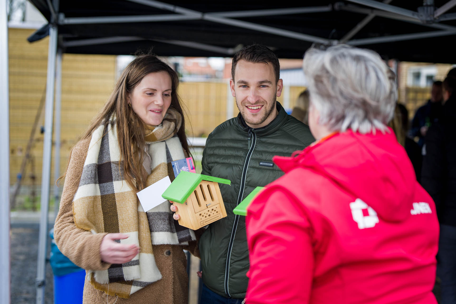 Bewoners krijgen insectenhotel Oosterwolde