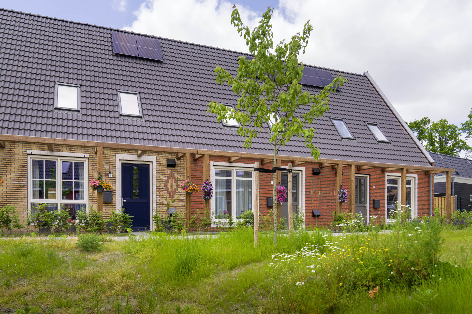 Fijn Wonen-woningen in Oosterwolde met een maatwerk Pergola aan de gevel