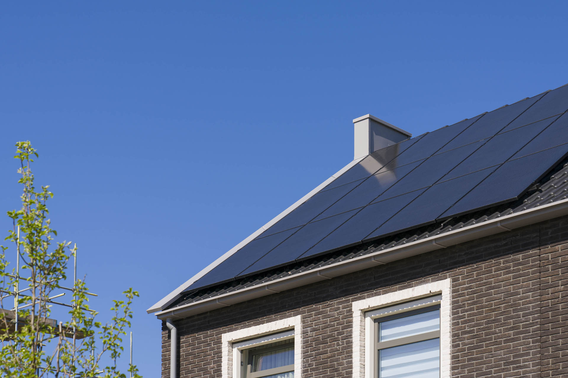 Zonnepanelen op dak van woning in Puttershoek
