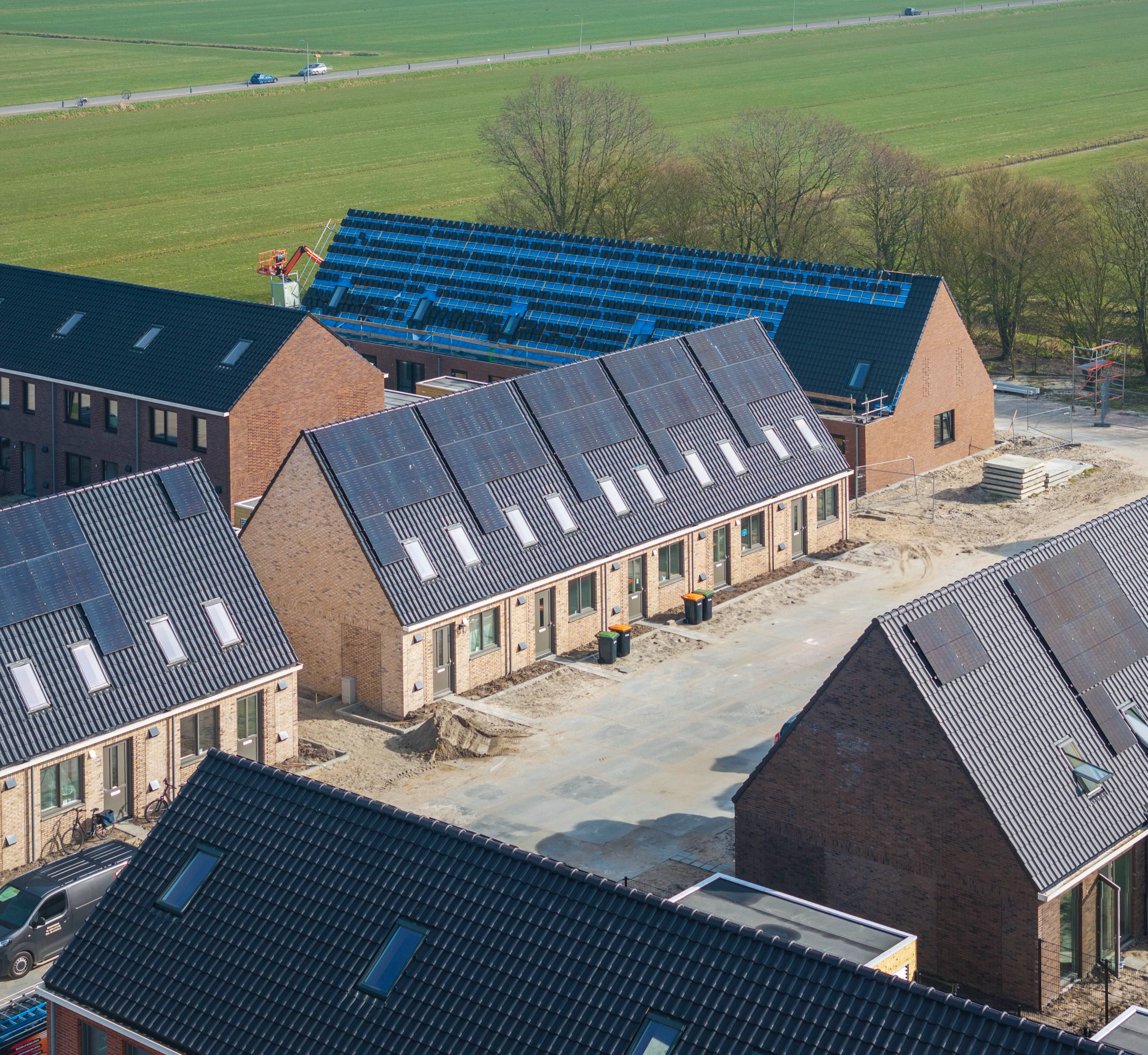 Dronefoto eenlaags met kap woningen in Schagerbrug