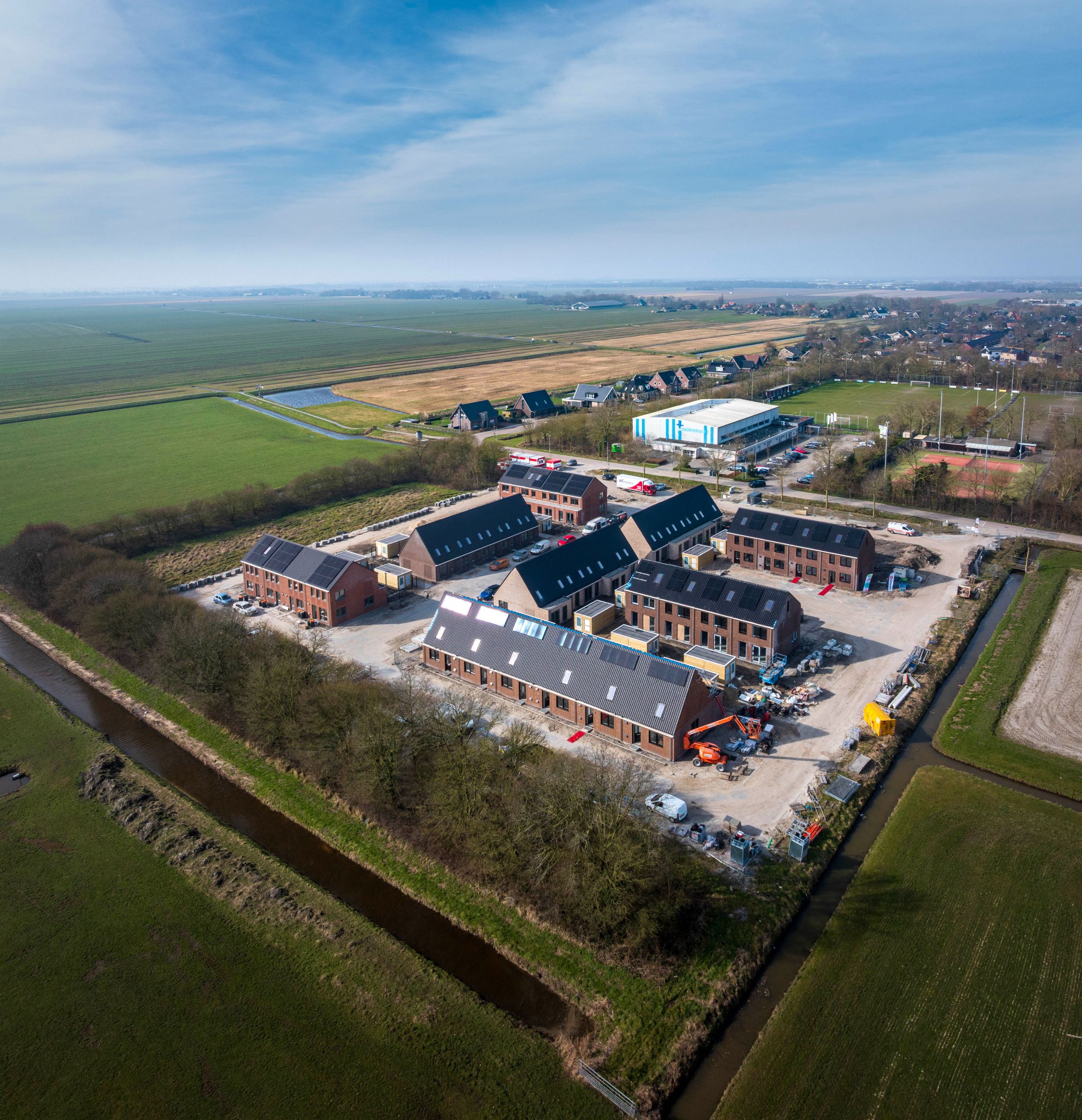 Dronefoto van de eenlaags met kap en tweelaags met kap woningen in Schagerbrug