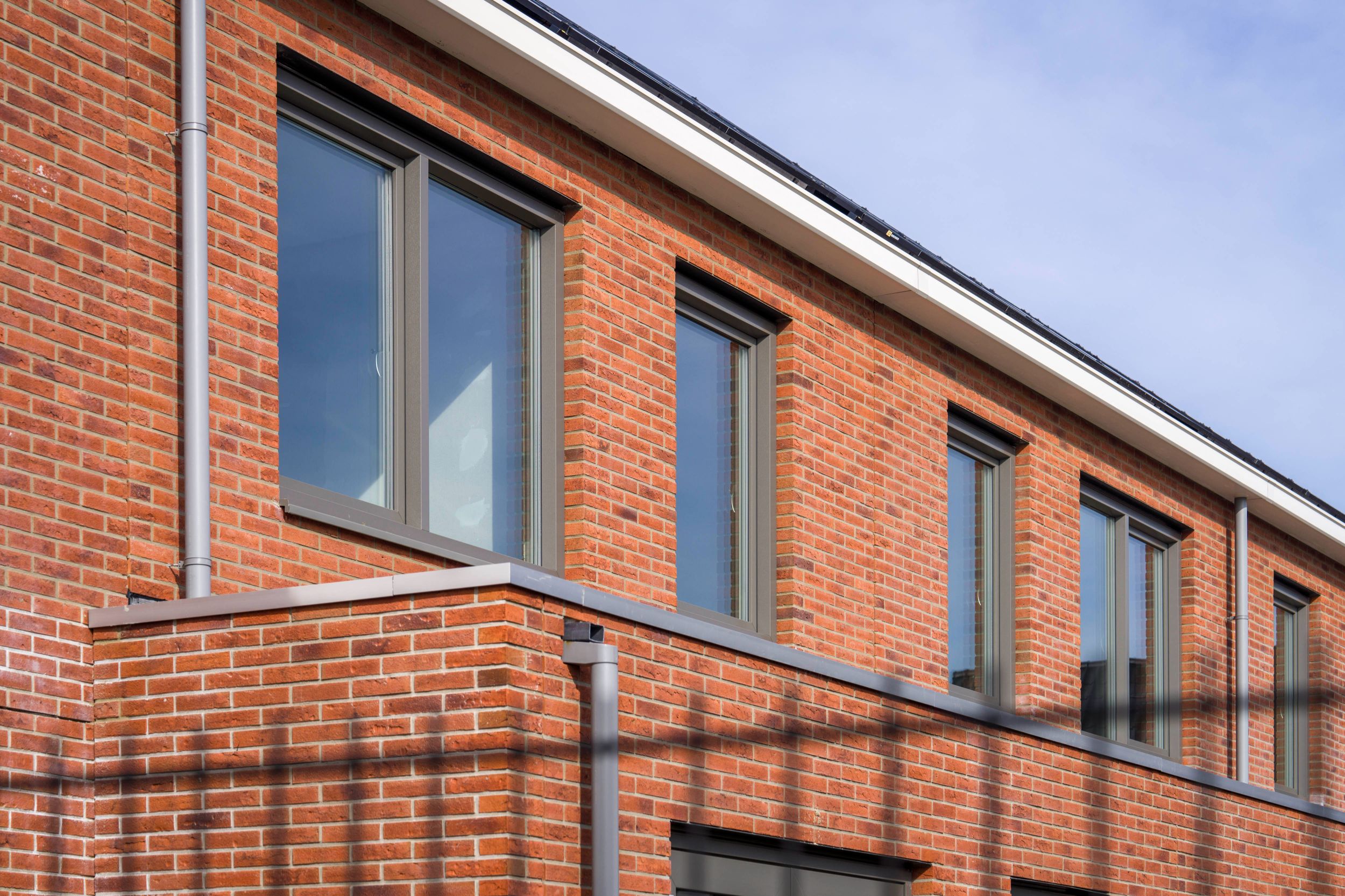 Uitbouw bij tweelaags met kap woningen in Schagerbrug