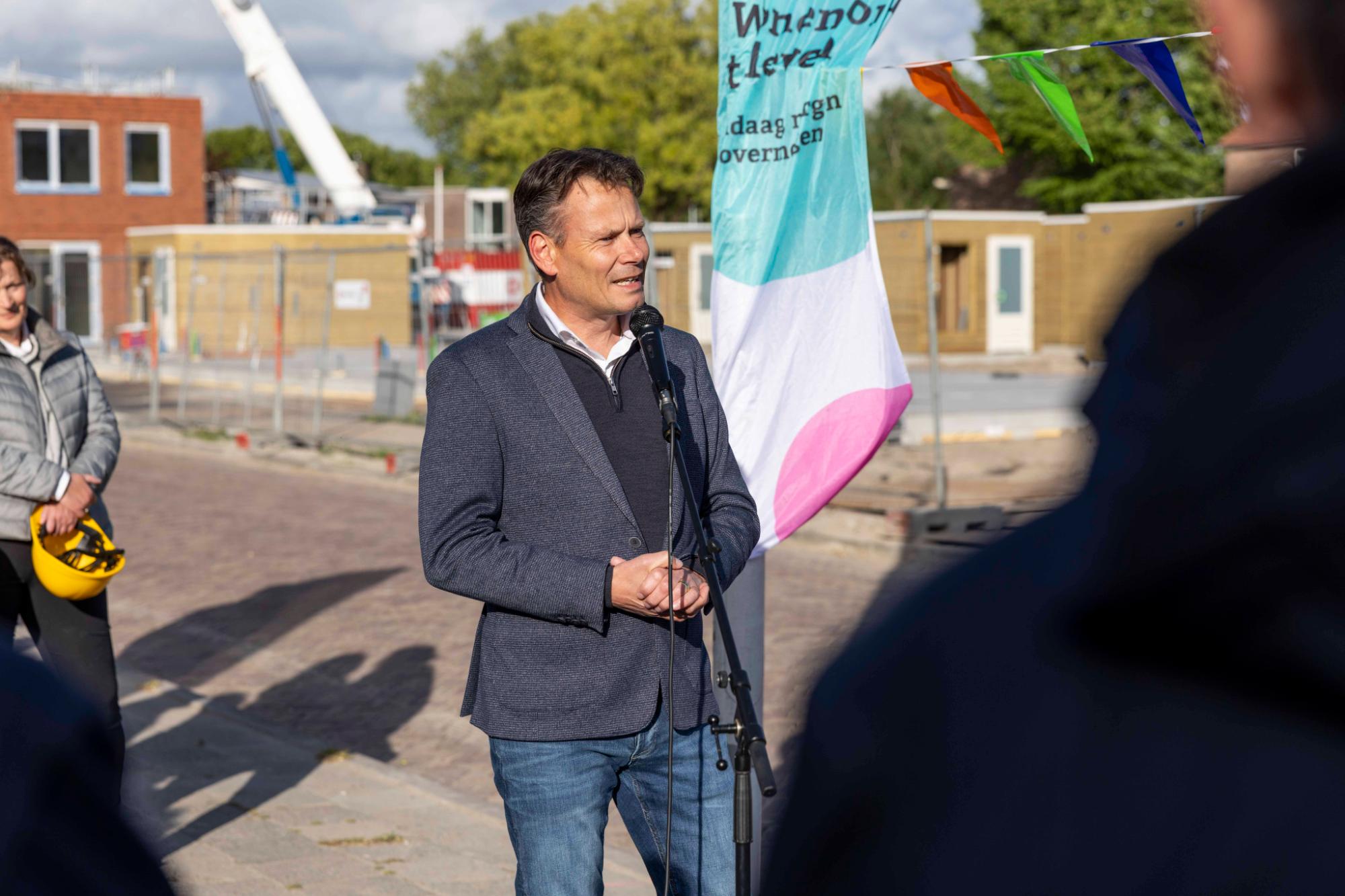 Roelof Faber spreekt bewoners toe in Sneek