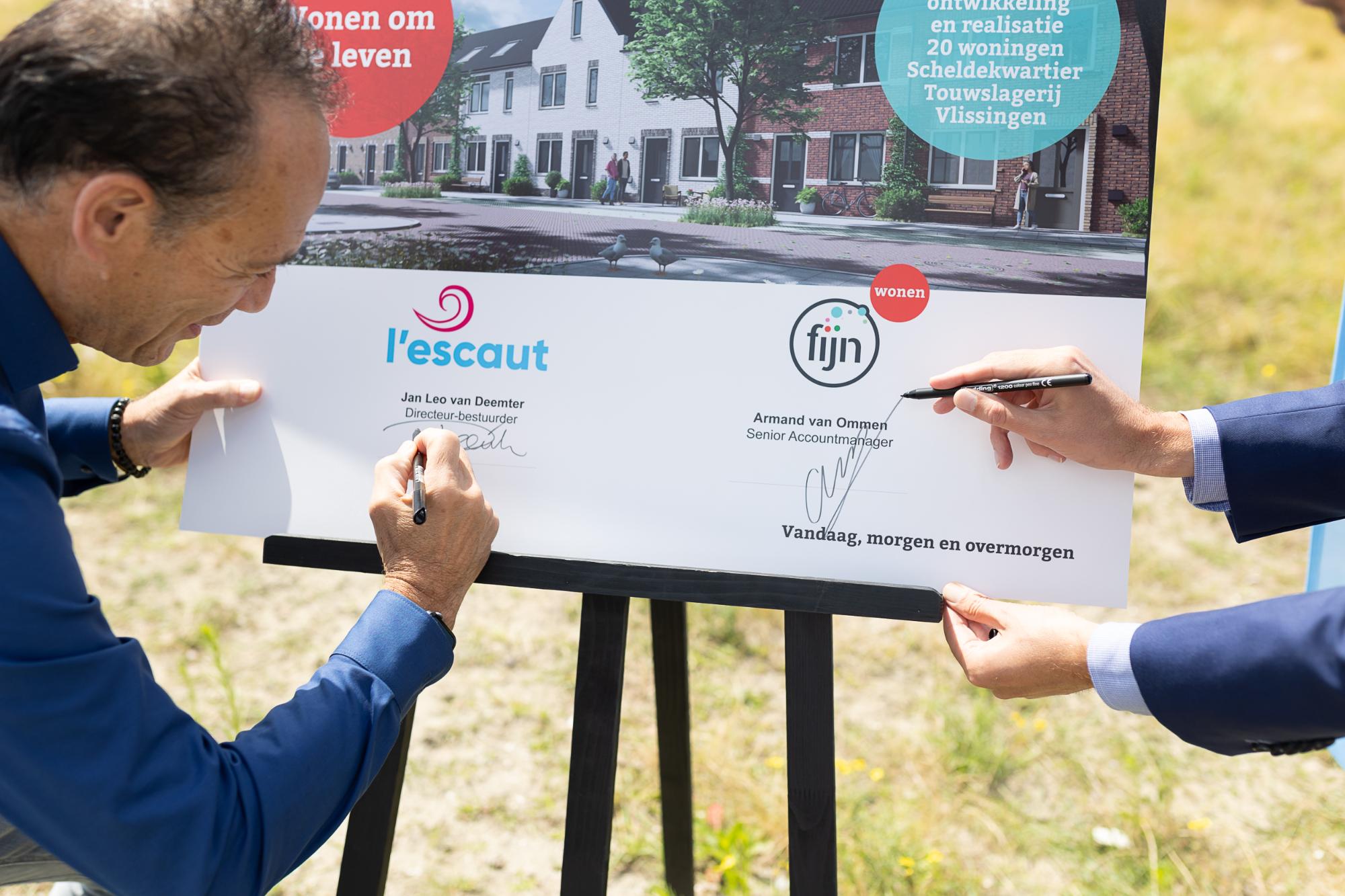 Jan Leo en Armand ondertekenen overeenkomst