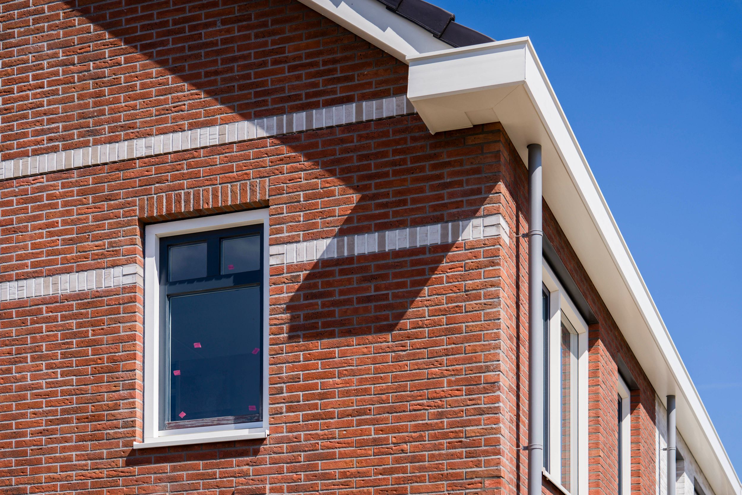 Zevenhuizen - detailfoto van de dakrand van een tweelaags met kap woning