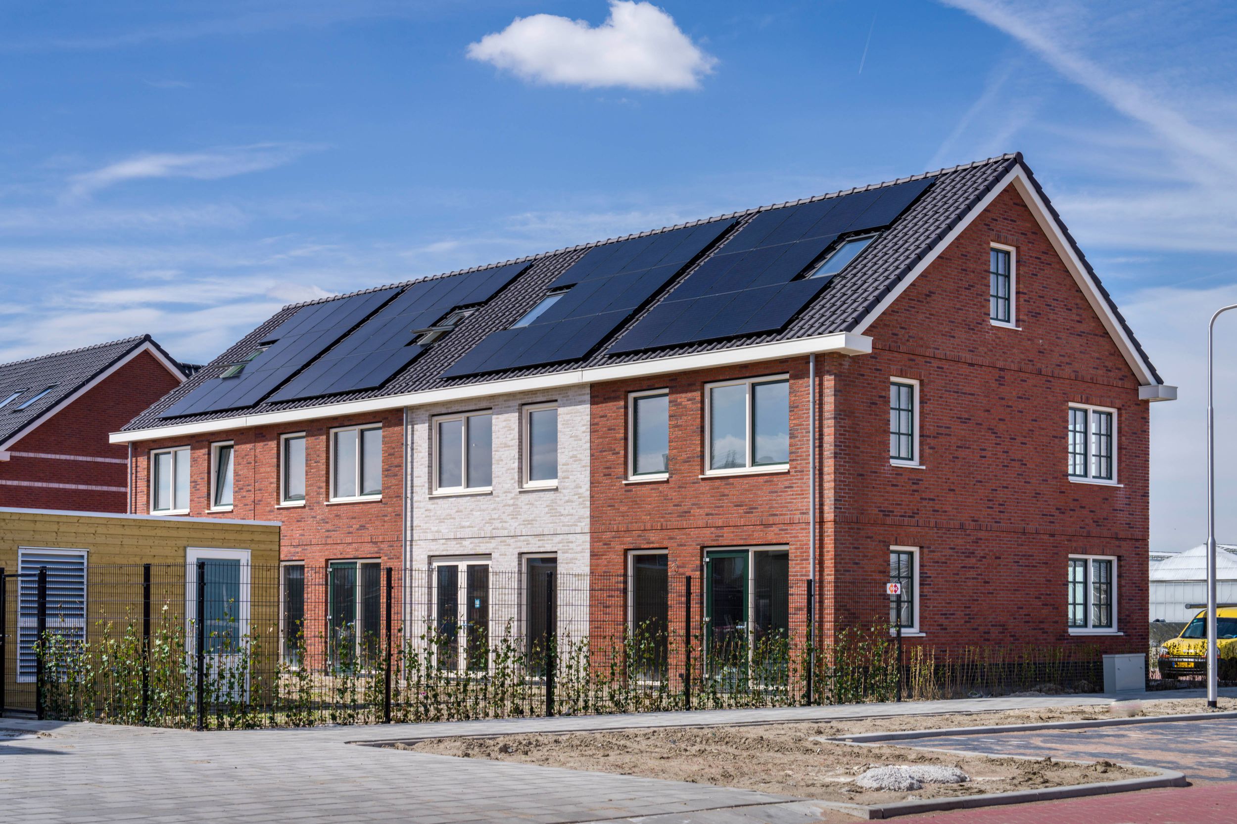 Zevenhuizen - foto van de zij en achterkant van tweelaags met kap woningen