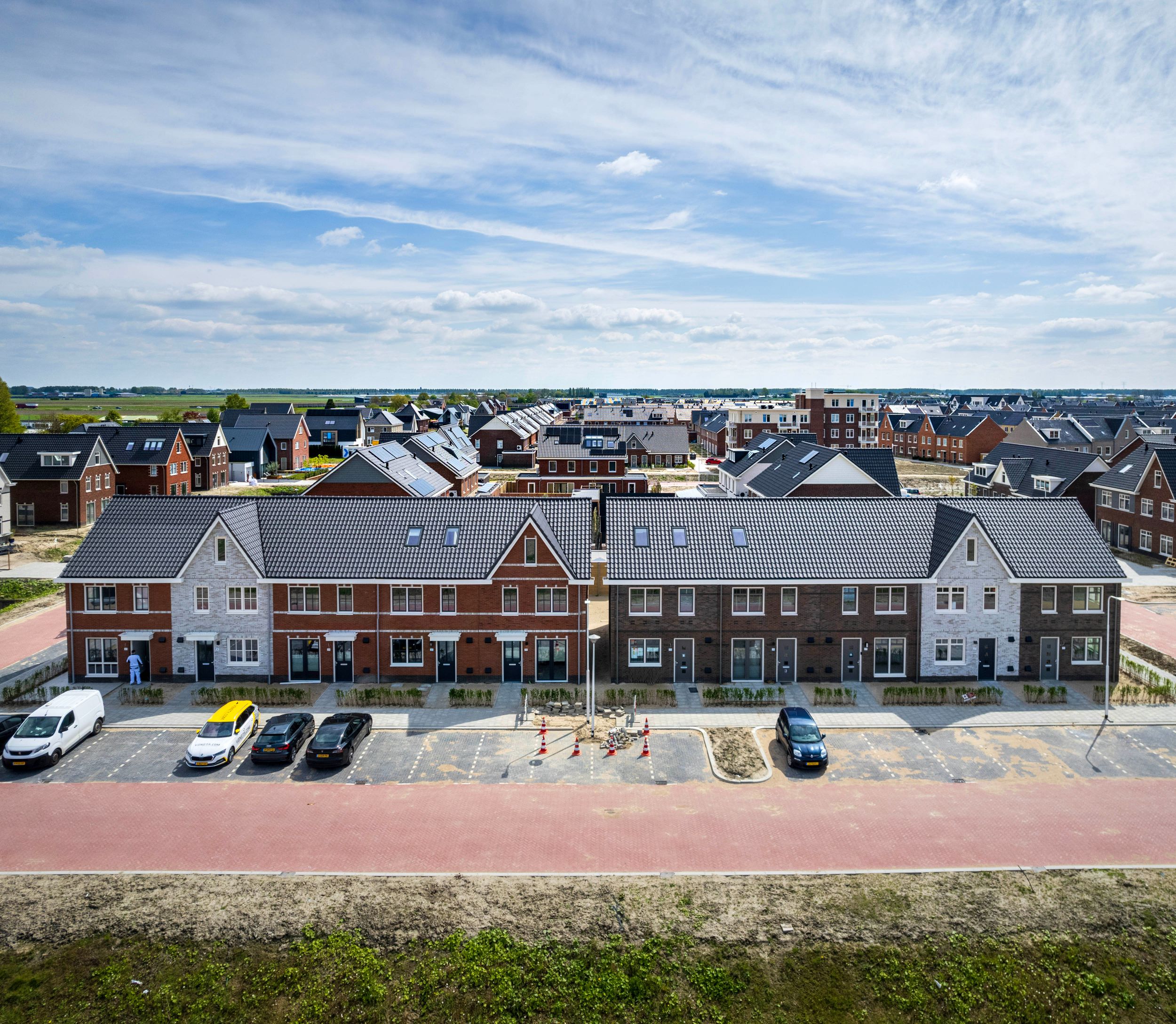 Dronefoto van een rij tweelaags met kap woningen die wij gerealiseerd hebben in Zevenhuizen