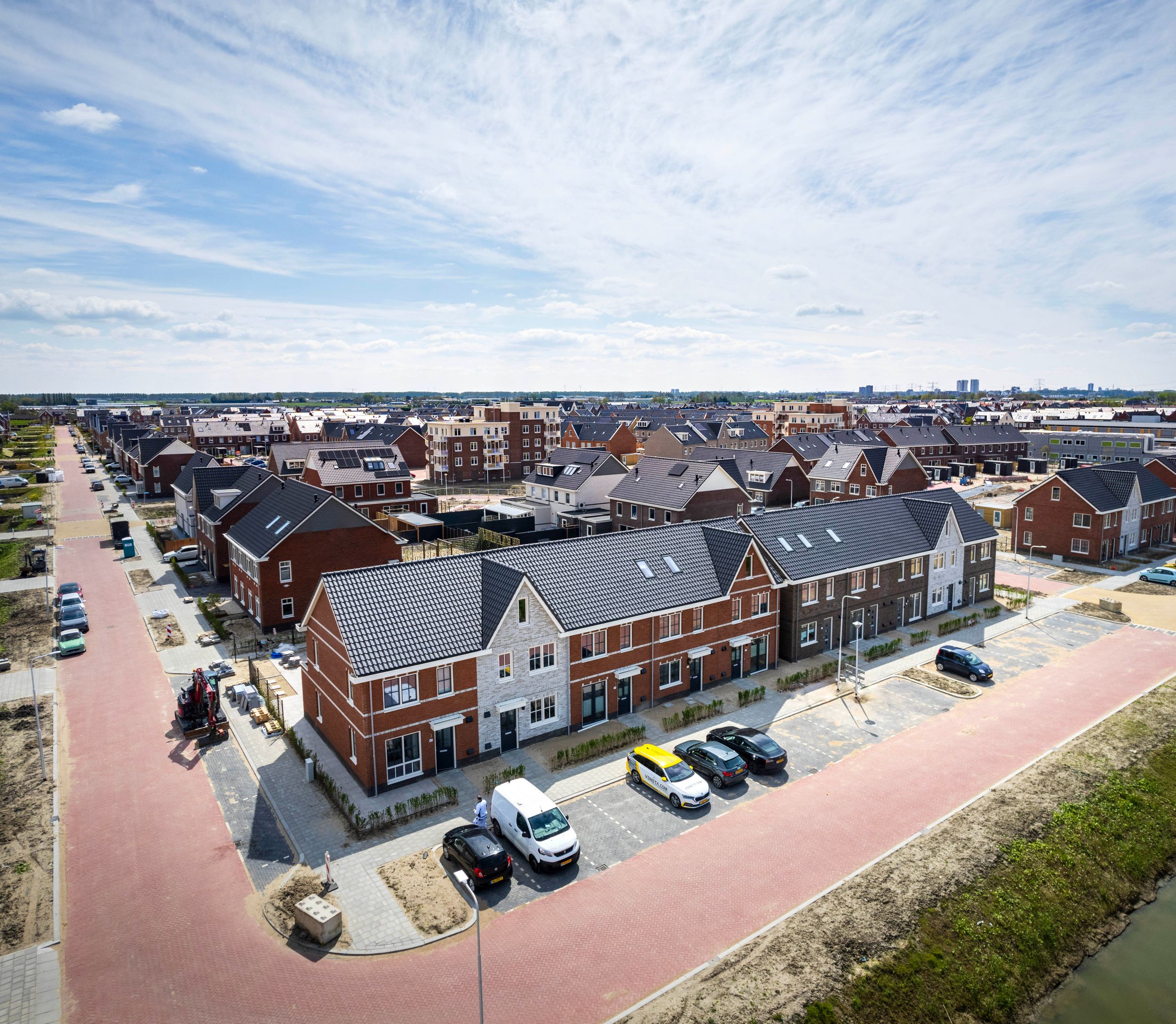 Dronefoto van de zijkant van een rij tweelaags met kap woningen in Zevenhuizen