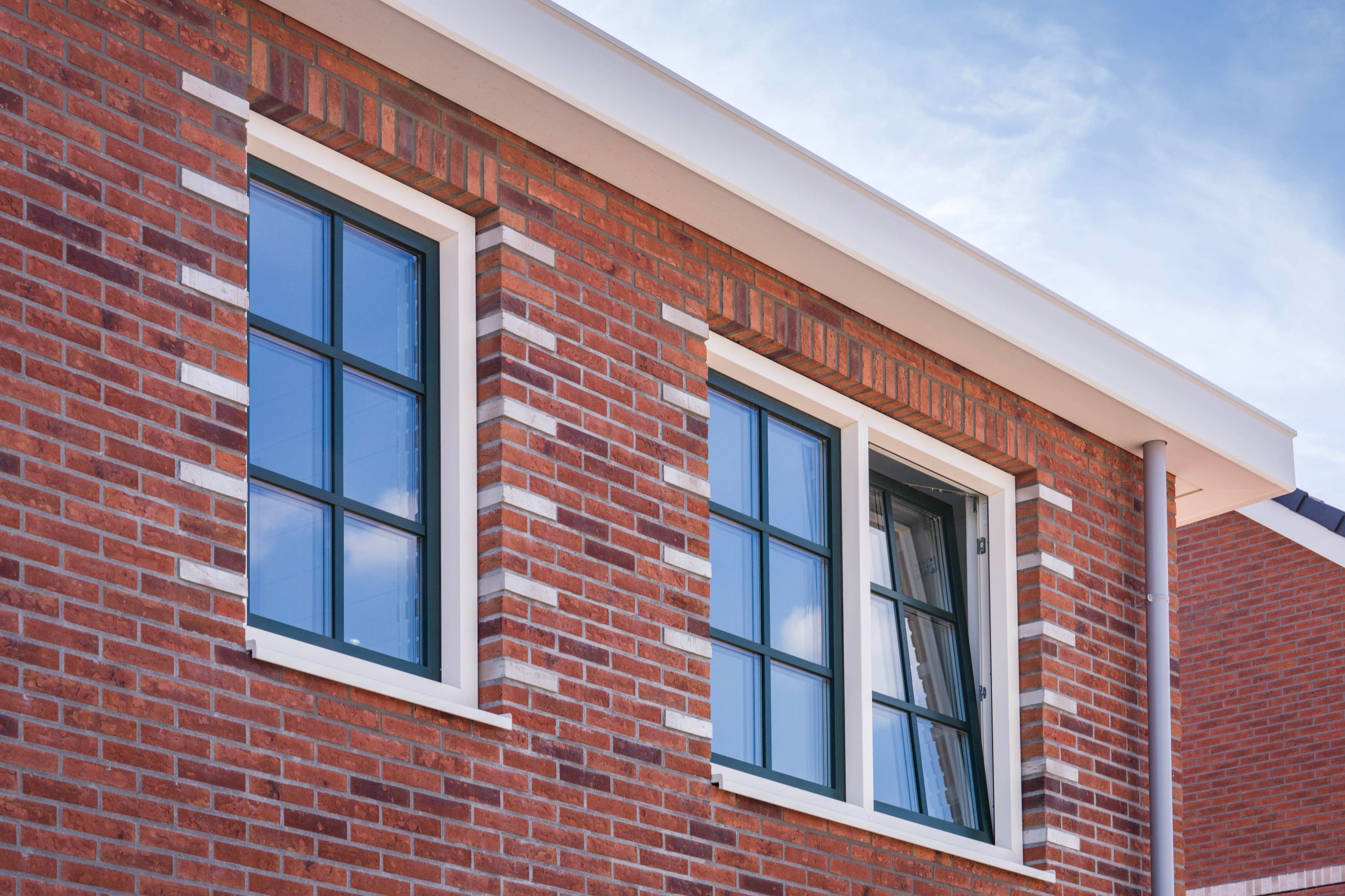 Detailfoto van de ramen van een tweelaags met kap woningen die wij gerealiseerd hebben in Zevenhuizen