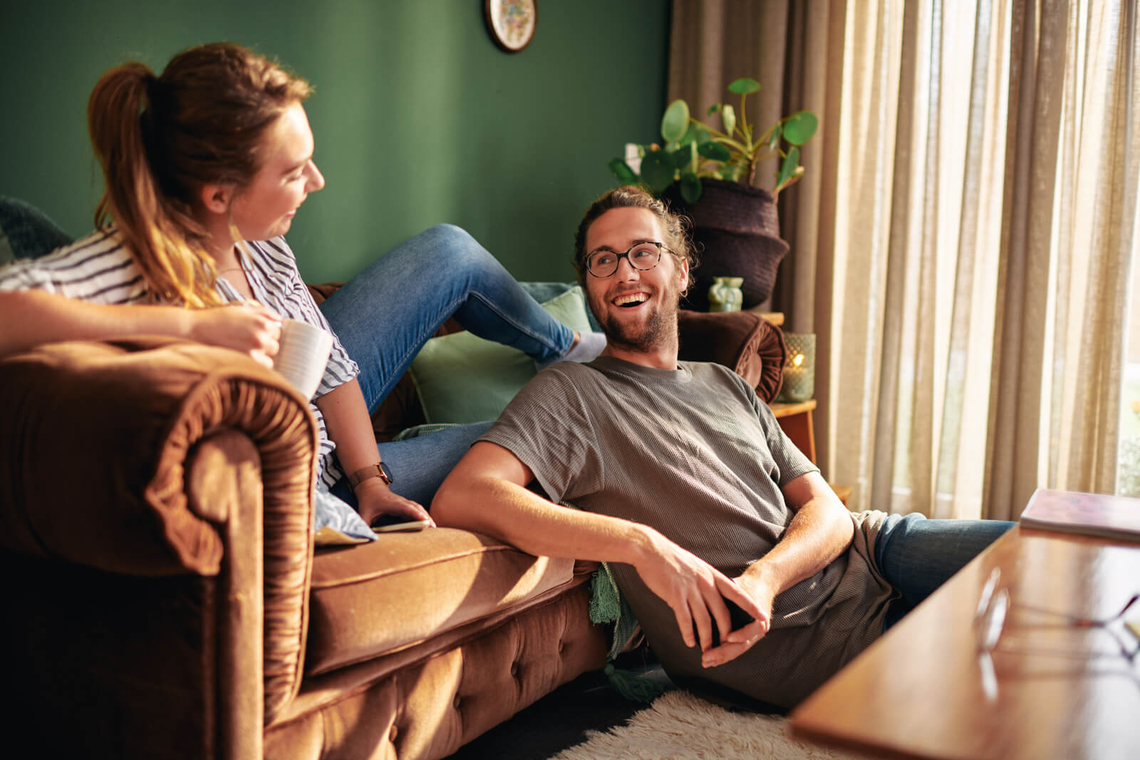 Stel op een bank in de woonkamer
