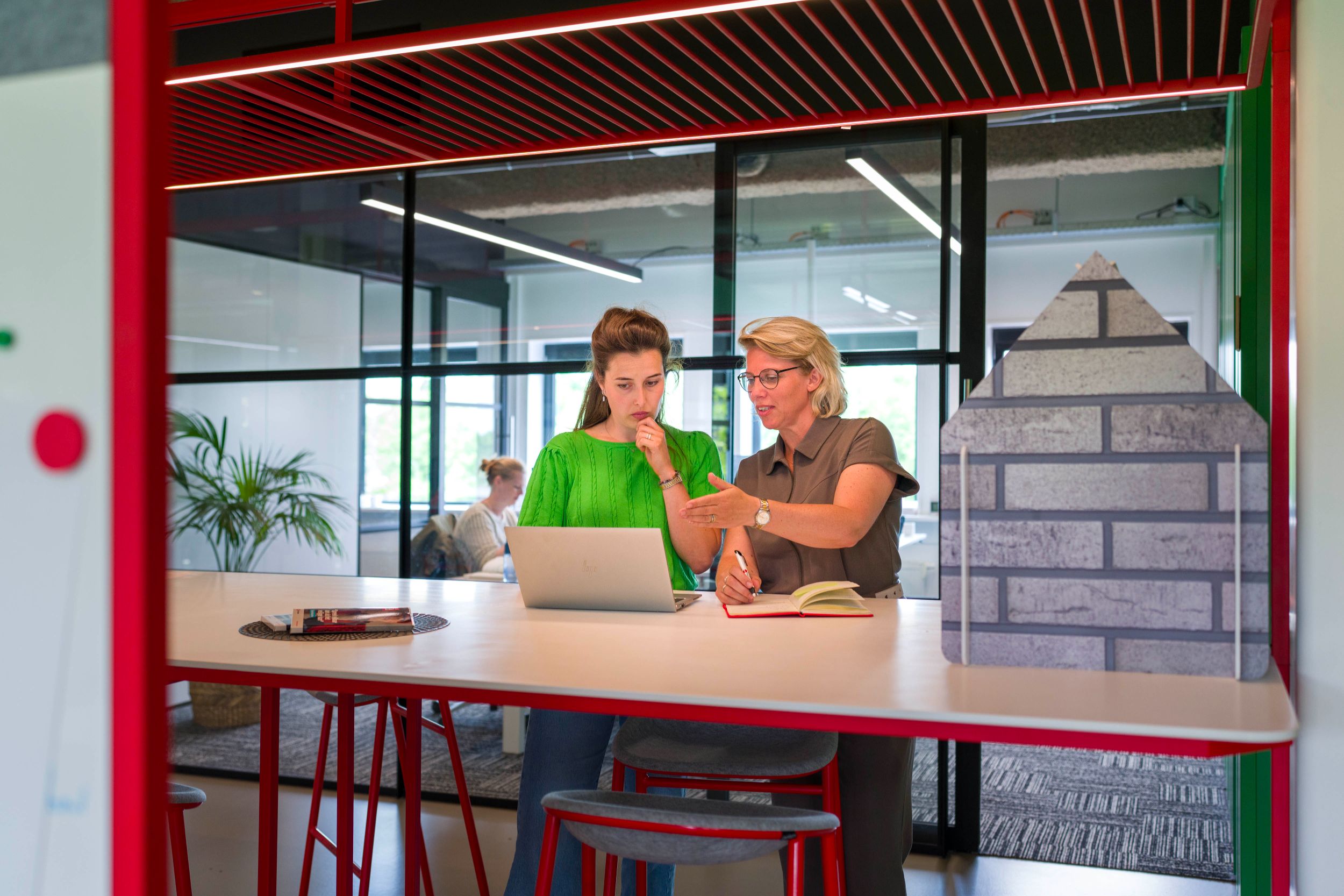 Sfeerbeeld kantoor Heerenveen - Mirjam en Annigje in overleg