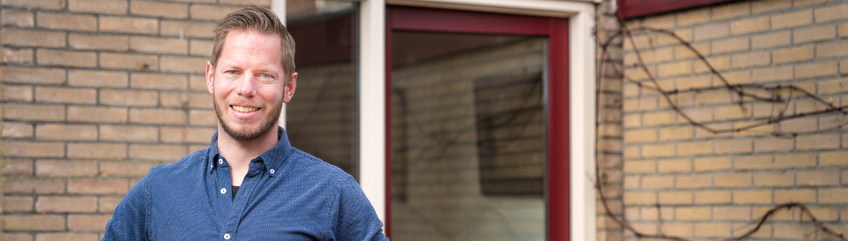 Igo Galema bij zijn voordeur