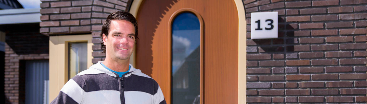 Tom Pietersma bij zijn voordeur