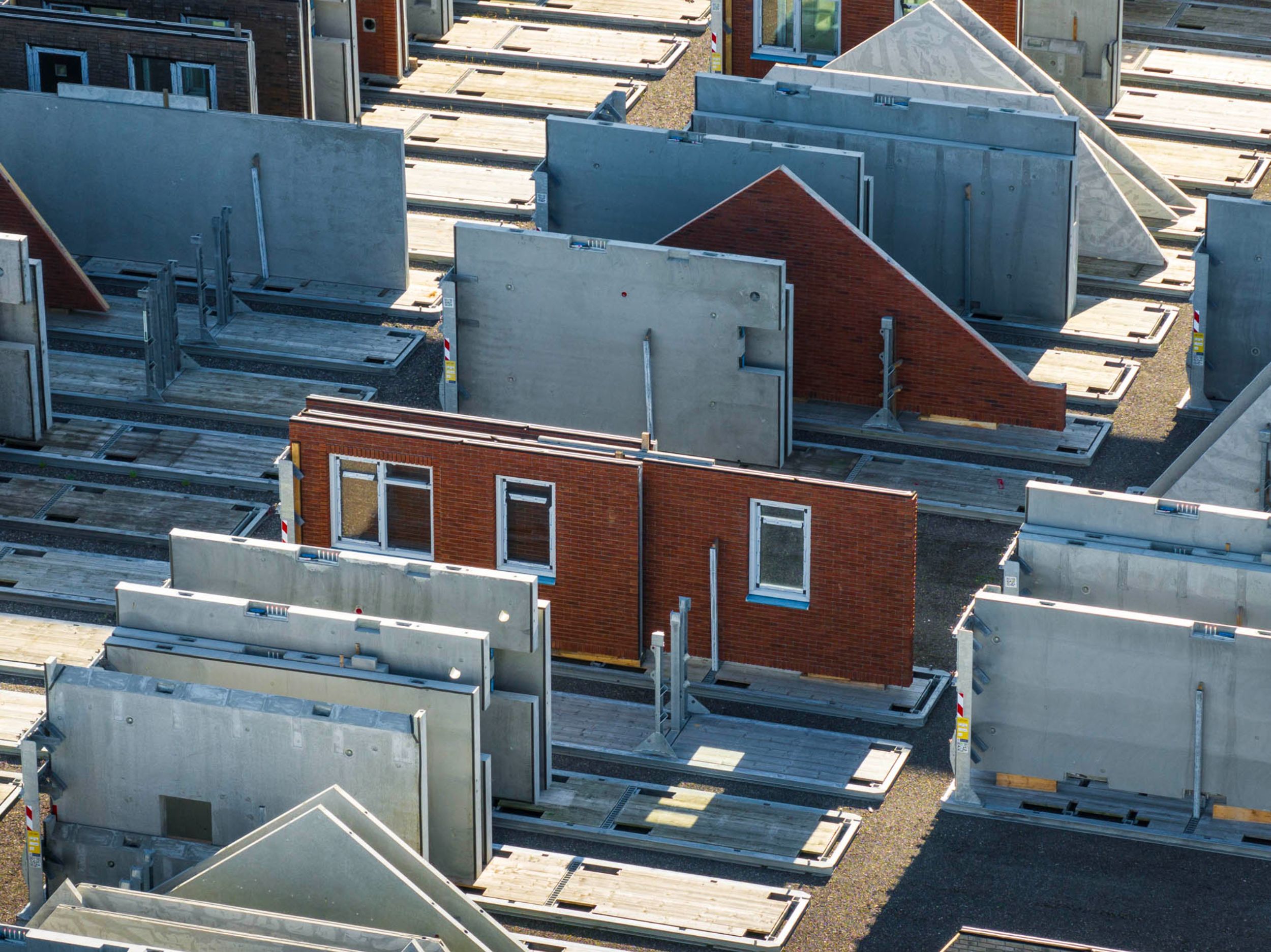 Dronefoto Woningfabriek Heerenveen - Vol tasveld - Detailfoto gevel met gevelstenen