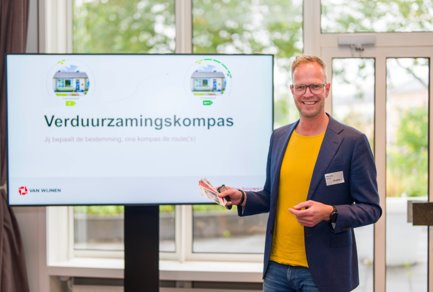 Afbeelding met tekst, kleding, persoon, person Automatisch gegenereerde beschrijving