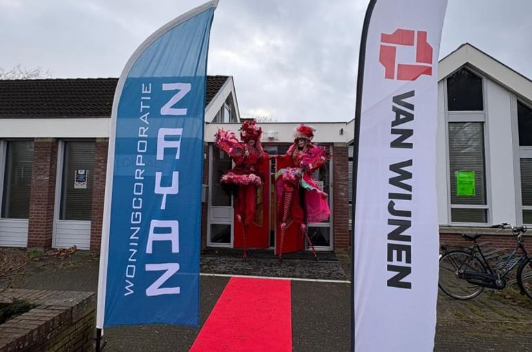 Artiesten bij ingang creatieve hub Maaspoort Den Bosch Zayaz