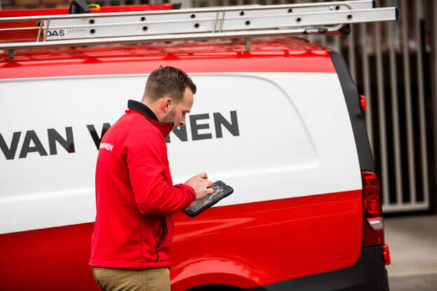 Wonen-Landelijk-de-Alliantie-Servicedesk-Vastgoedbeheer-Woningen-Werkzaamheden-Van-Wijnen-collega-opname-bus-ipad-kwaliteitsbewaking-624x416