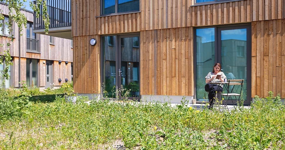 Bewoners in het groen in de tuin Buurtschap te Veld Eindhoven