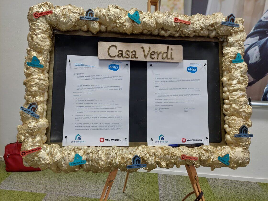 bord-ondertekening-Casa-Verdi