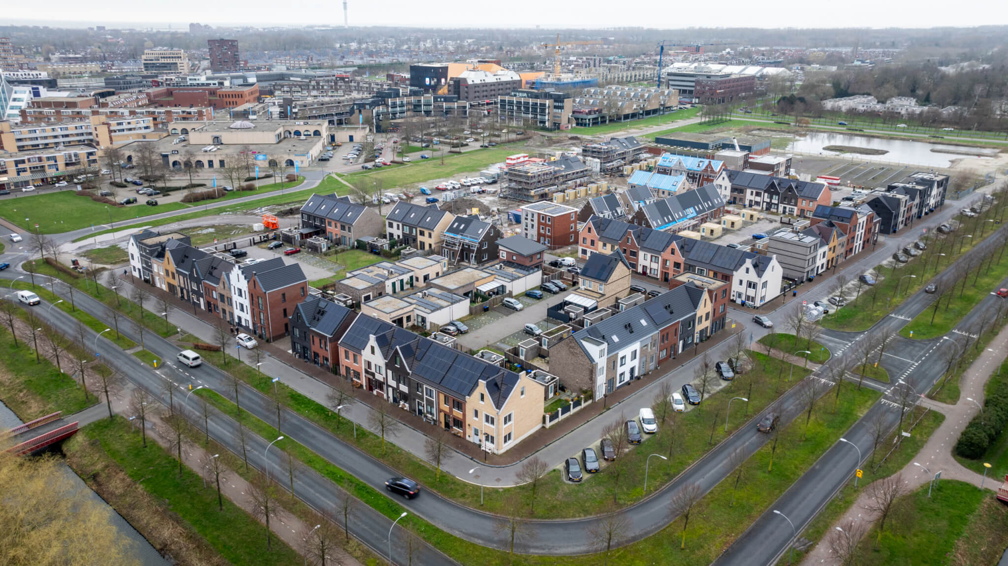 Foto Parkwijk in Lelystad met nieuwe woningen uit woningfabriek Van Wijnen.