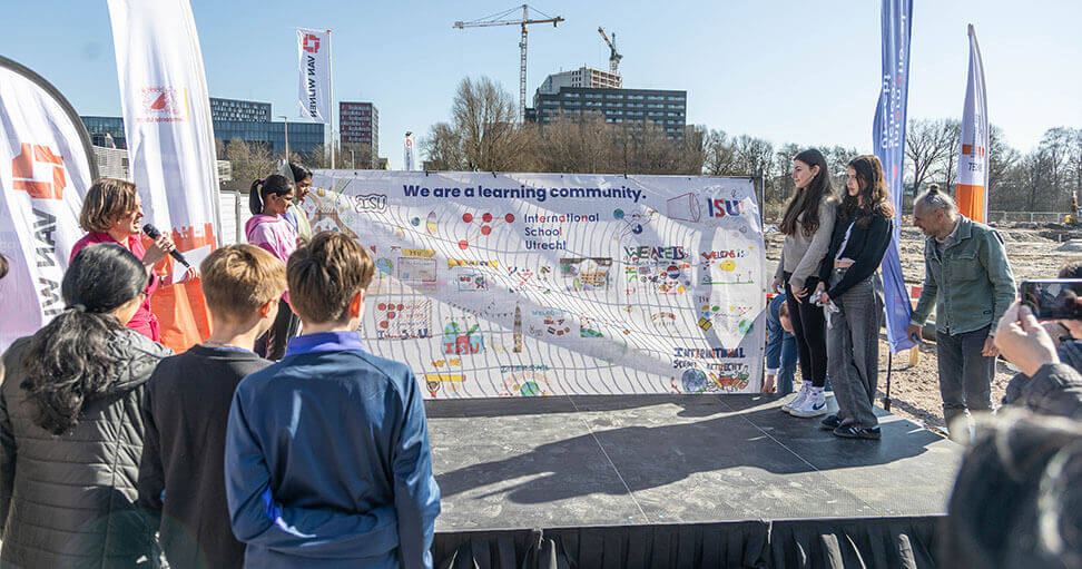Onthulling bouwhekdoek International School Utrecht