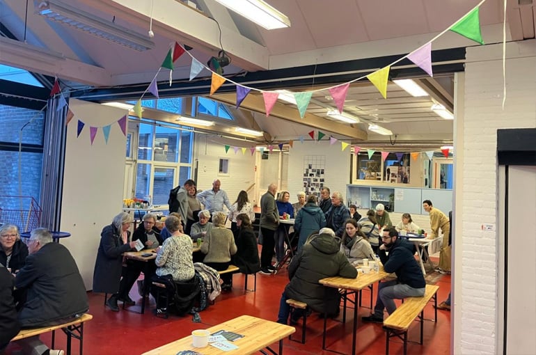 Bewoners bij elkaar in creatieve hub Maaspoort Den Bosch Zayaz