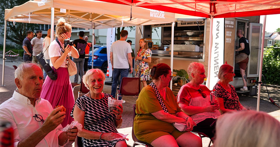 Bewoners Heusdenhout tijdens opleverfeest Laurentius Breda