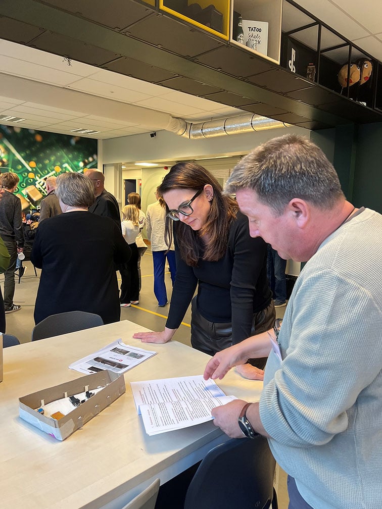 Carine Eelderink, ontwikkelingsmanager Van Wijnen en Erik Jan Runherd van het Technasium