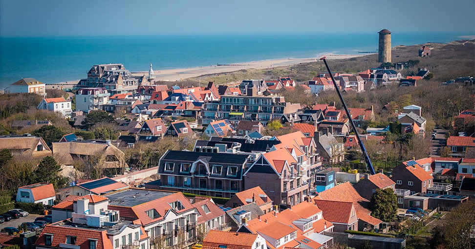 Dronefoto The Dunes met hijskraan