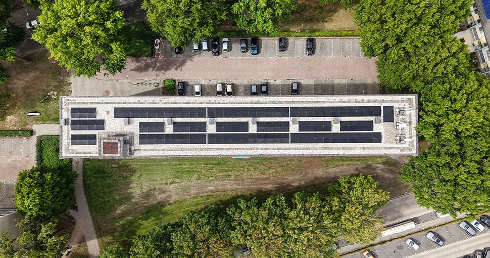 Dronefoto zonnepanelen op het dak Mendelssohnstraat Tilburg WonenBreburg