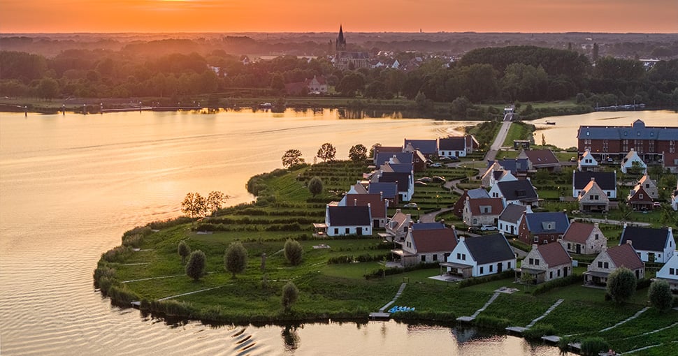 Dronefoto zonsondergang Maasresidence Thorn