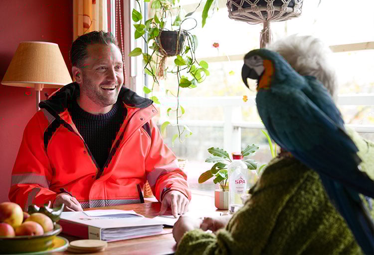 Foto bewonersbegeleider met bewoner Heusdenhout Laurentius