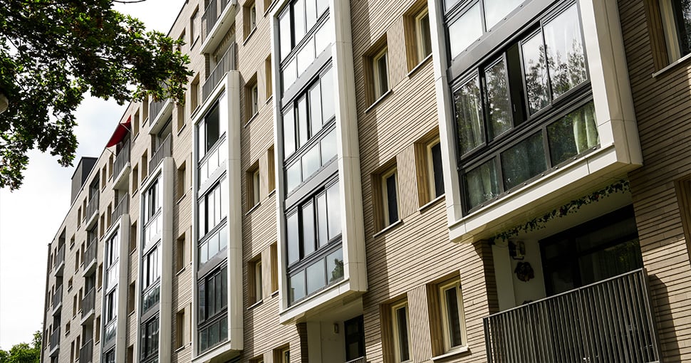 Foto vanaf de balkonzijde met nieuwe steenstrips Mendelssohnstraat Tilburg WonenBreburg