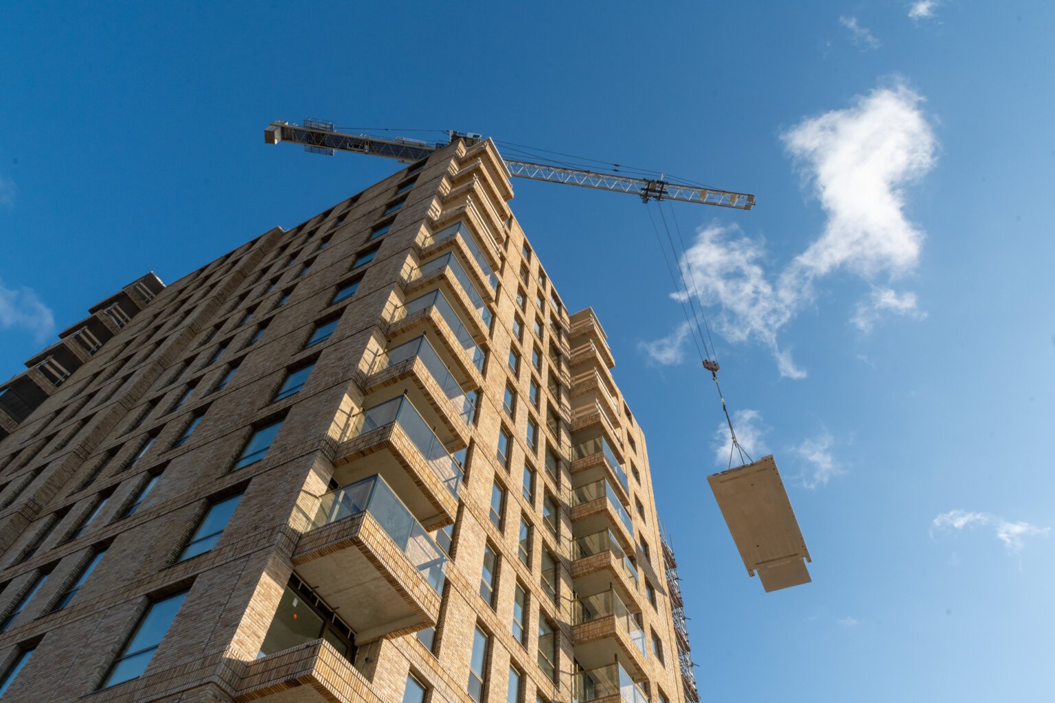 Prefab-element-wordt-omhoog-gehesen-1536x1024-2