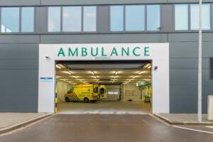 Zorgen-Heerlen-Zuyderland-Gebouw-Q-Ziekenhuis-Ambulance-1-300x200-1