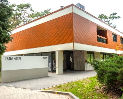 De-21-hotelkamers-en-woonkamer-in-het-team-hotel-dragen-bij-aan-het-teamgevoel-495x400-1-1